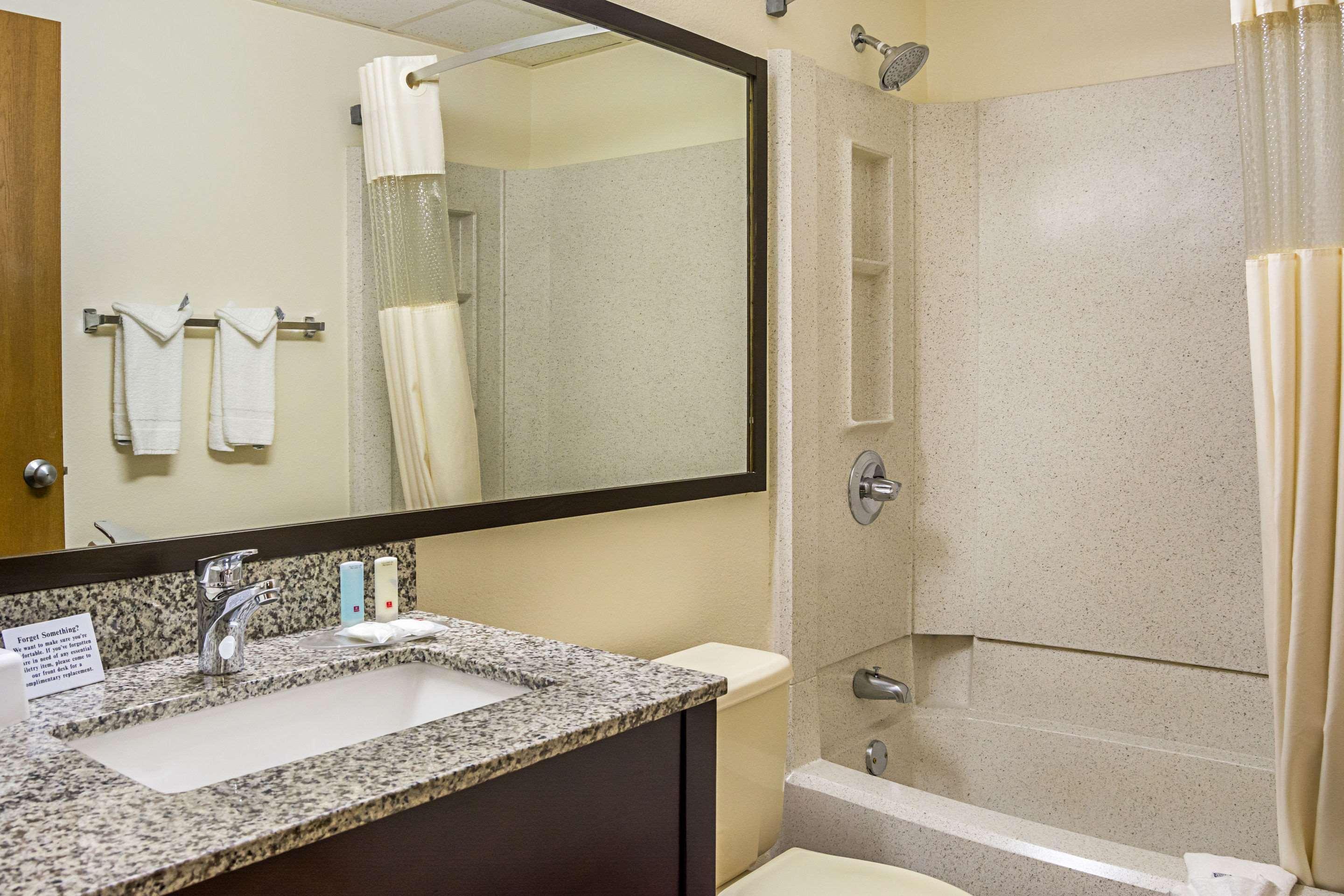 Quality Inn & Suites Clackamas - Portland Exteriör bild